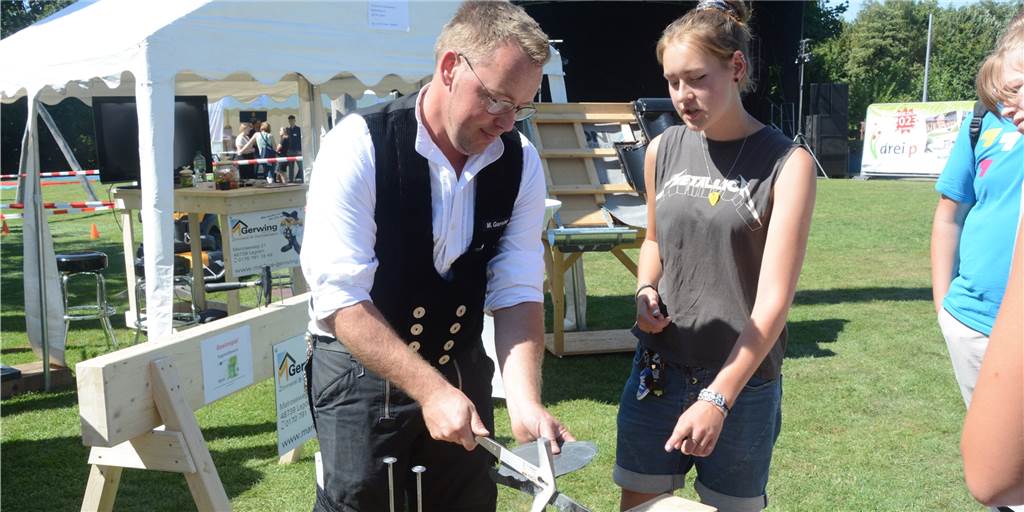 Ausprobieren und persönliche Kontakte knüpfen rund ums Jugendhaus Pool Beim Ausbildungscampus in Legden ging es auch ums Ausprobieren. Lena Kauling beginnt im nächsten August ihre Ausbildung in einer Zimmerei. Markus Gerwing zeigte ihr Kniffe in der Bearbeitung von Schiefer.
