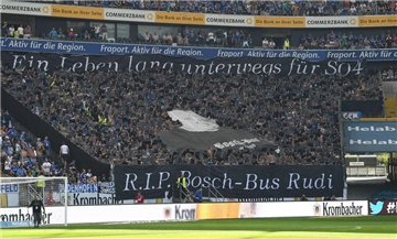 Beim Auswärtsspiel in Frankfurt am 27. August widmeten die Schalke-Fans "Rudi" eine Choreographie.