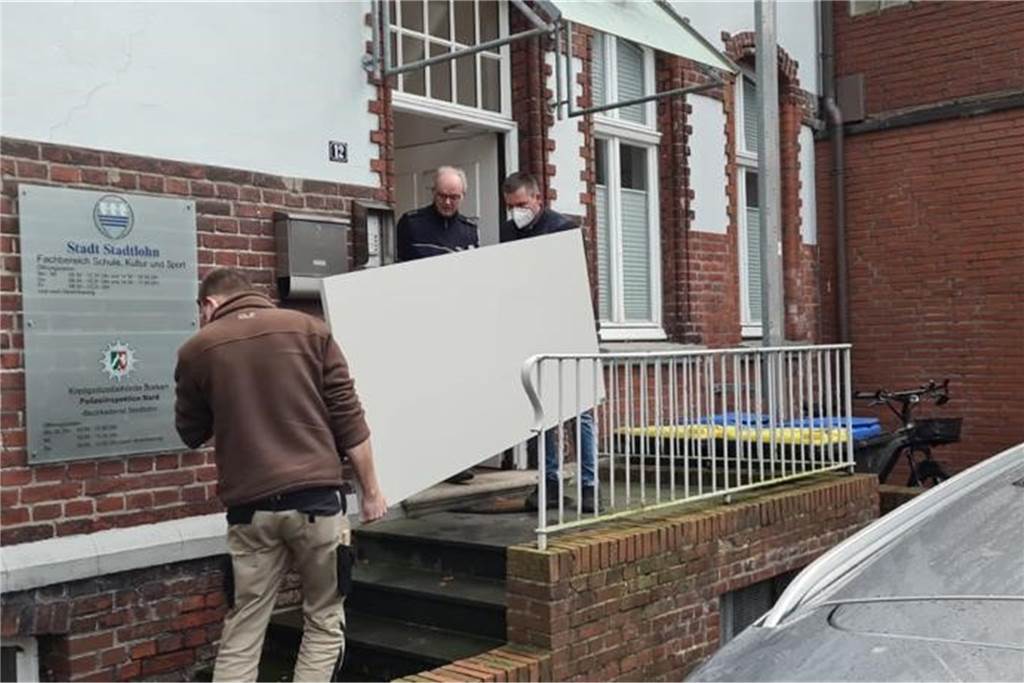 Polizei in Stadtlohn zieht um: Arm des Gesetzes schleppt Büromöbel selbst Beim Auszug aus der Alten Vikarie packte der starke Arm des Gesetzes tatkräftig mit an.