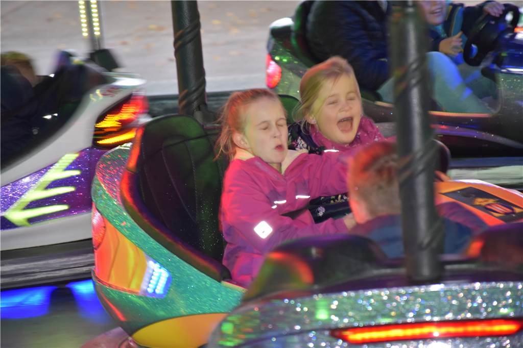Mutter-Tochter-Zeit auf Sim-Jü: Leni und ihre Mama genießen die Kirmes Leni Hoffmann (li.) sitzt mit ihrer Freundin Ida Schulz im Autoscooter.