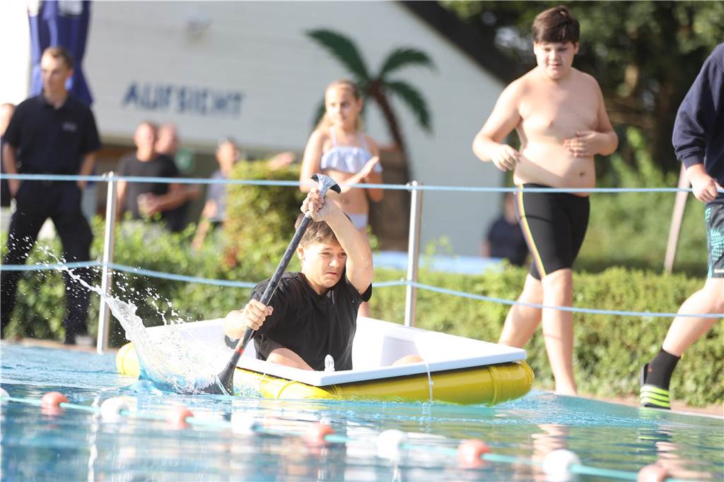 Beim Badewannenrennen der Jugendfeuerwehren im Bürgerfreibad Selm kam es auf Schnelligkeit und Kreativität an.