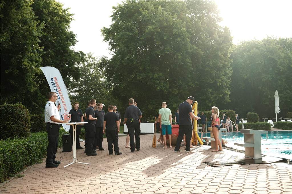 Beim Badewannenrennen der Jugendfeuerwehren im Bürgerfreibad Selm kam es auf Schnelligkeit und Kreativität an.