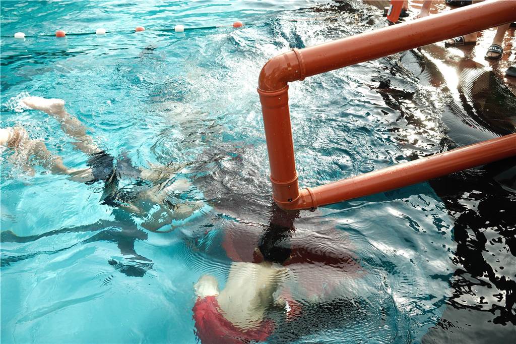 Beim Badewannenrennen der Jugendfeuerwehren im Bürgerfreibad Selm kam es auf Schnelligkeit und Kreativität an.