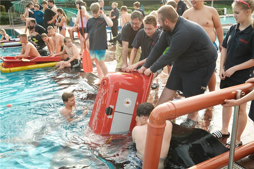 Beim Badewannenrennen der Jugendfeuerwehren im Bürgerfreibad Selm kam es auf Schnelligkeit und Kreativität an.
