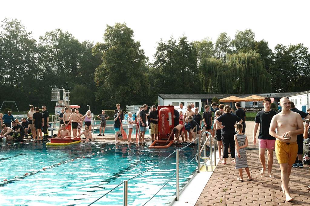 Beim Badewannenrennen der Jugendfeuerwehren im Bürgerfreibad Selm kam es auf Schnelligkeit und Kreativität an.