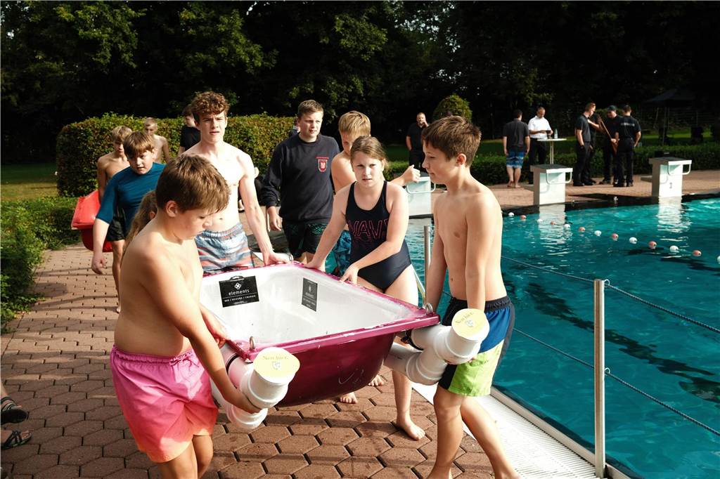 Beim Badewannenrennen der Jugendfeuerwehren im Bürgerfreibad Selm kam es auf Schnelligkeit und Kreativität an.