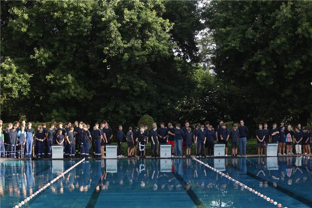 Beim Badewannenrennen der Jugendfeuerwehren im Bürgerfreibad Selm kam es auf Schnelligkeit und Kreativität an.