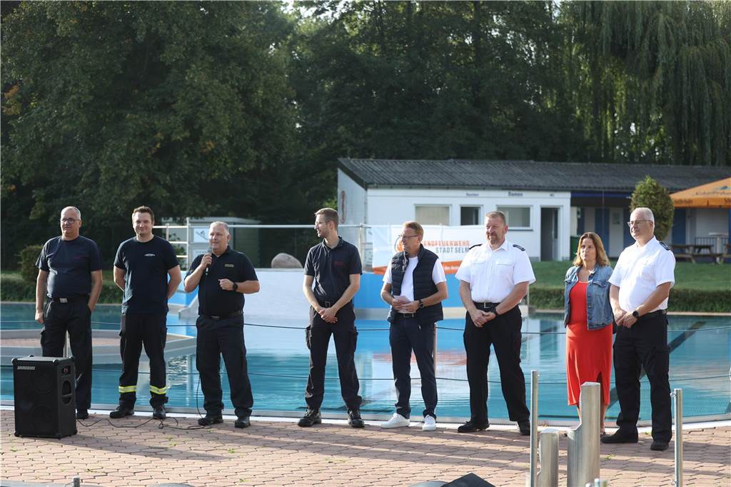 Beim Badewannenrennen der Jugendfeuerwehren im Bürgerfreibad Selm kam es auf Schnelligkeit und Kreativität an.