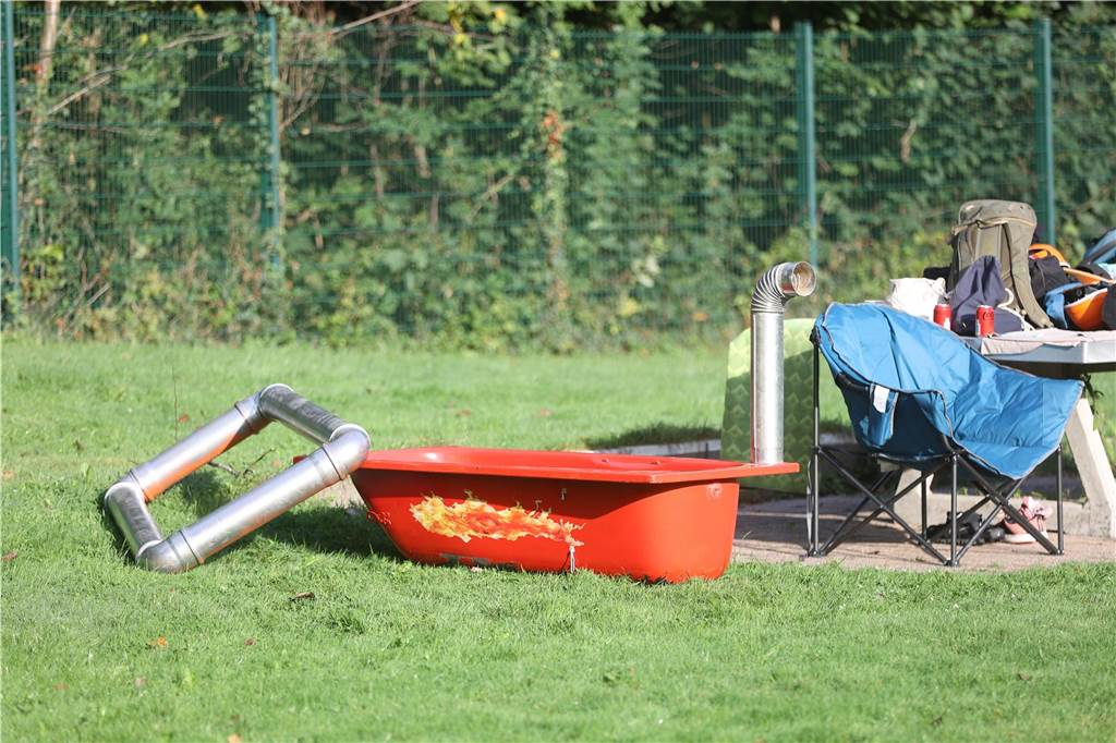Beim Badewannenrennen der Jugendfeuerwehren im Bürgerfreibad Selm kam es auf Schnelligkeit und Kreativität an.