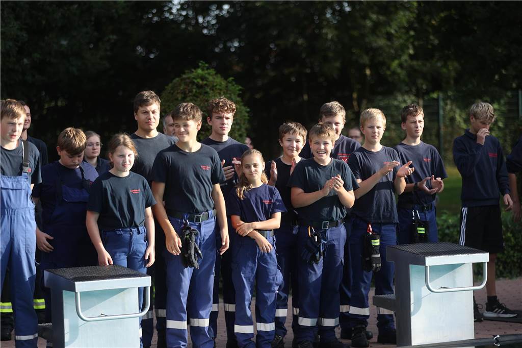 Beim Badewannenrennen der Jugendfeuerwehren im Bürgerfreibad Selm kam es auf Schnelligkeit und Kreativität an.