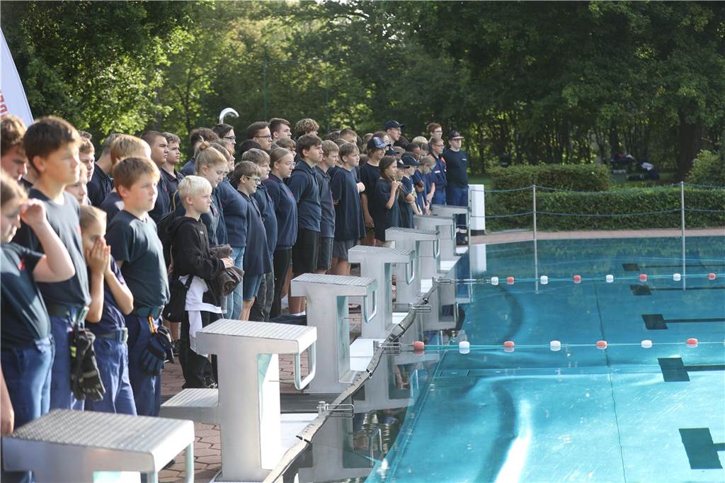 Beim Badewannenrennen der Jugendfeuerwehren im Bürgerfreibad Selm kam es auf Schnelligkeit und Kreativität an.