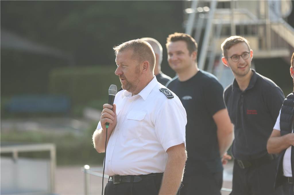 Beim Badewannenrennen der Jugendfeuerwehren im Bürgerfreibad Selm kam es auf Schnelligkeit und Kreativität an.