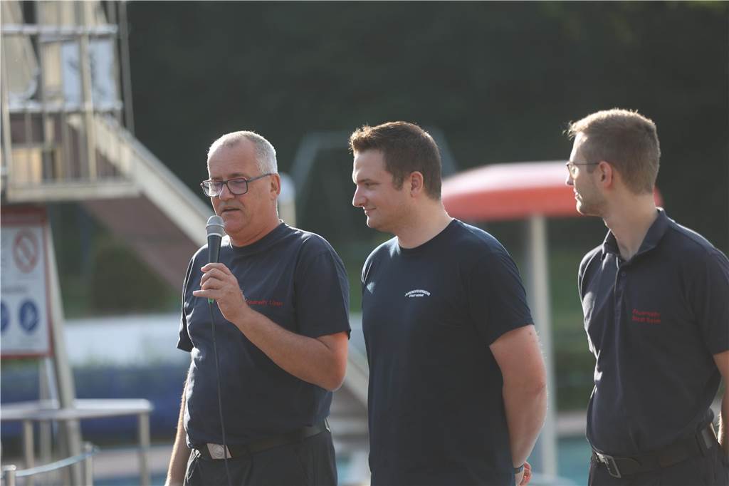 Beim Badewannenrennen der Jugendfeuerwehren im Bürgerfreibad Selm kam es auf Schnelligkeit und Kreativität an.