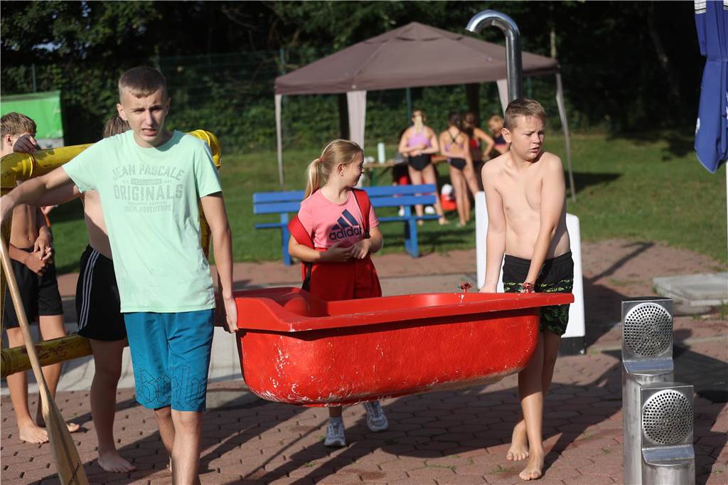 Beim Badewannenrennen der Jugendfeuerwehren im Bürgerfreibad Selm kam es auf Schnelligkeit und Kreativität an.
