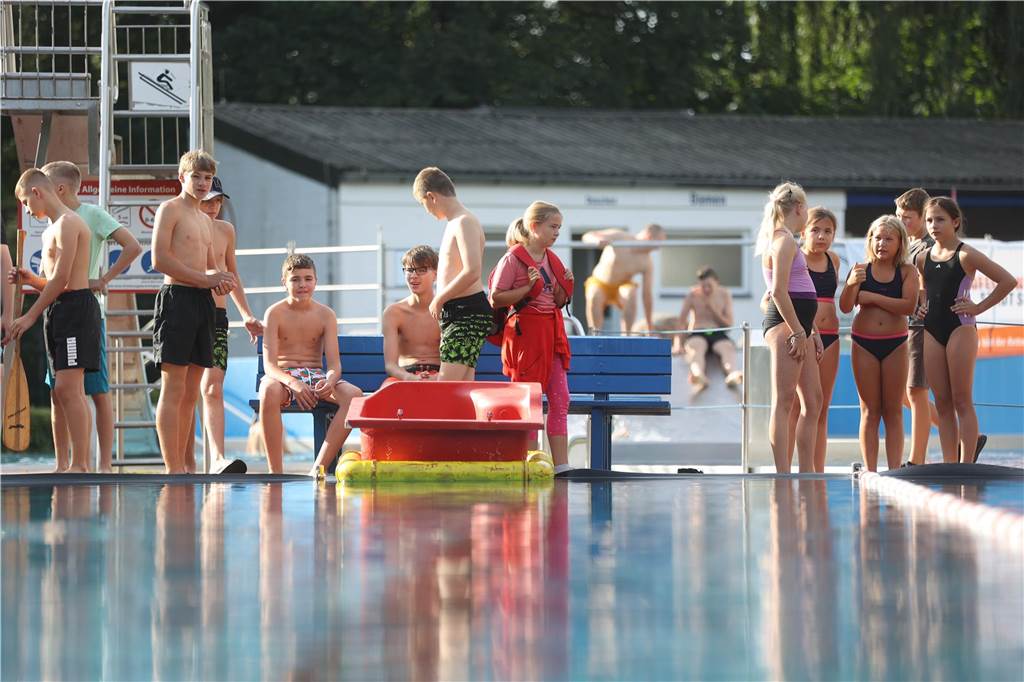 Beim Badewannenrennen der Jugendfeuerwehren im Bürgerfreibad Selm kam es auf Schnelligkeit und Kreativität an.