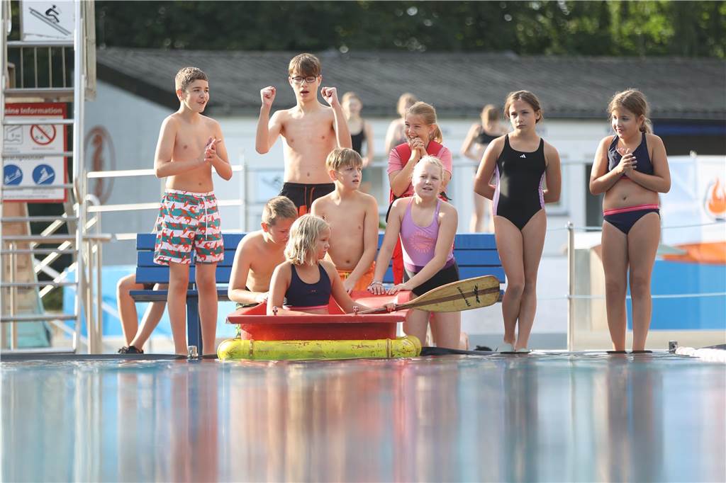 Beim Badewannenrennen der Jugendfeuerwehren im Bürgerfreibad Selm kam es auf Schnelligkeit und Kreativität an.