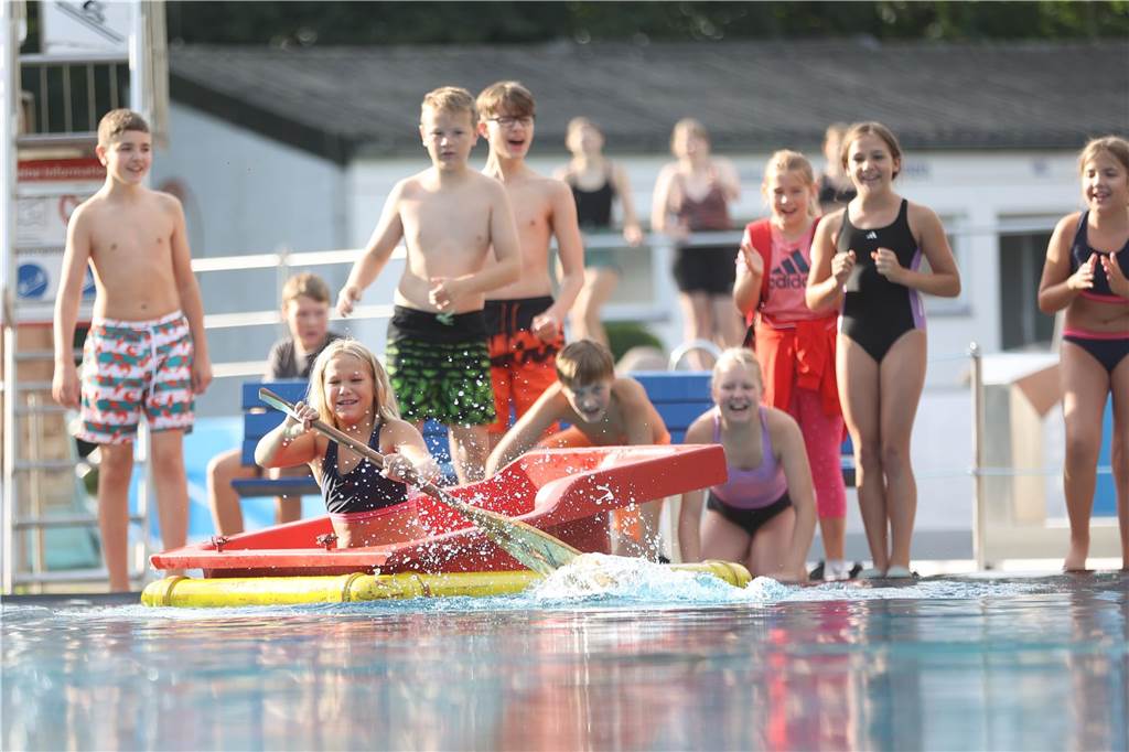 Beim Badewannenrennen der Jugendfeuerwehren im Bürgerfreibad Selm kam es auf Schnelligkeit und Kreativität an.