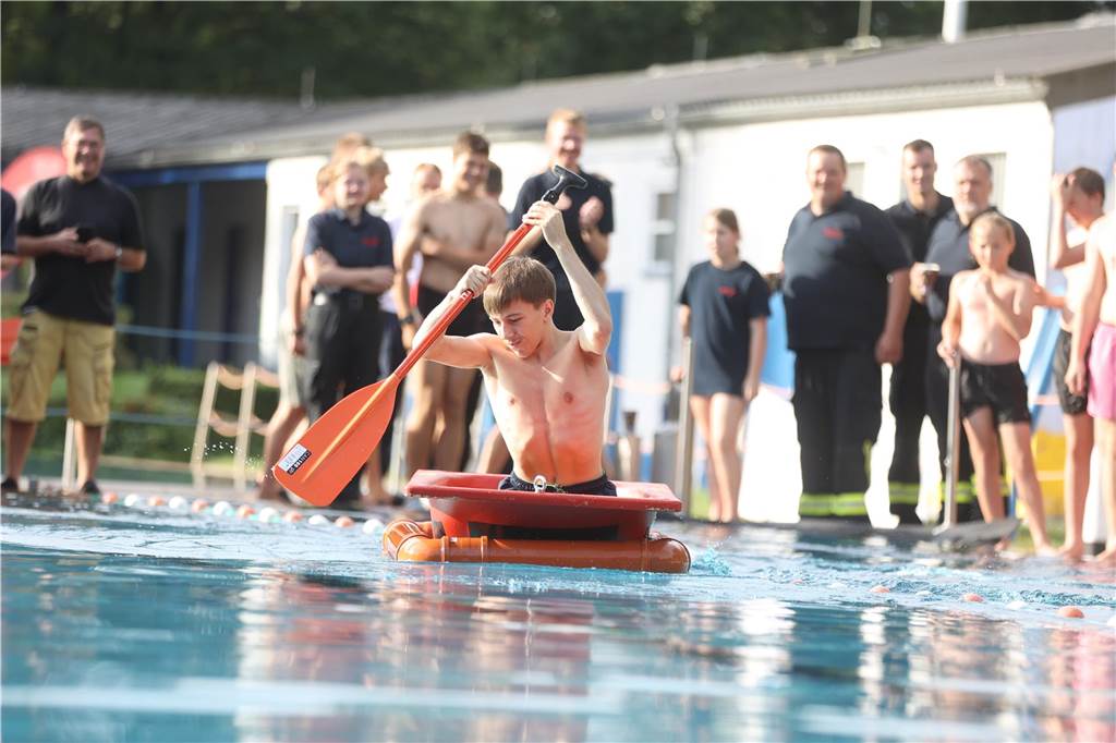 Beim Badewannenrennen der Jugendfeuerwehren im Bürgerfreibad Selm kam es auf Schnelligkeit und Kreativität an.