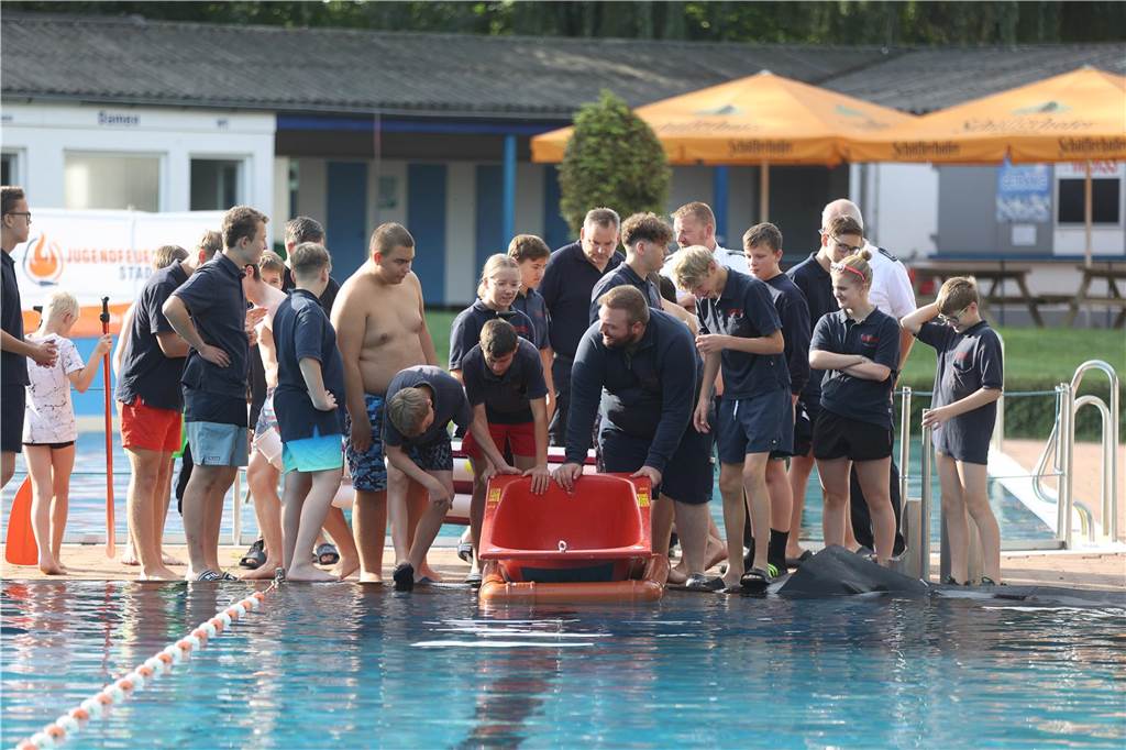 Beim Badewannenrennen der Jugendfeuerwehren im Bürgerfreibad Selm kam es auf Schnelligkeit und Kreativität an.