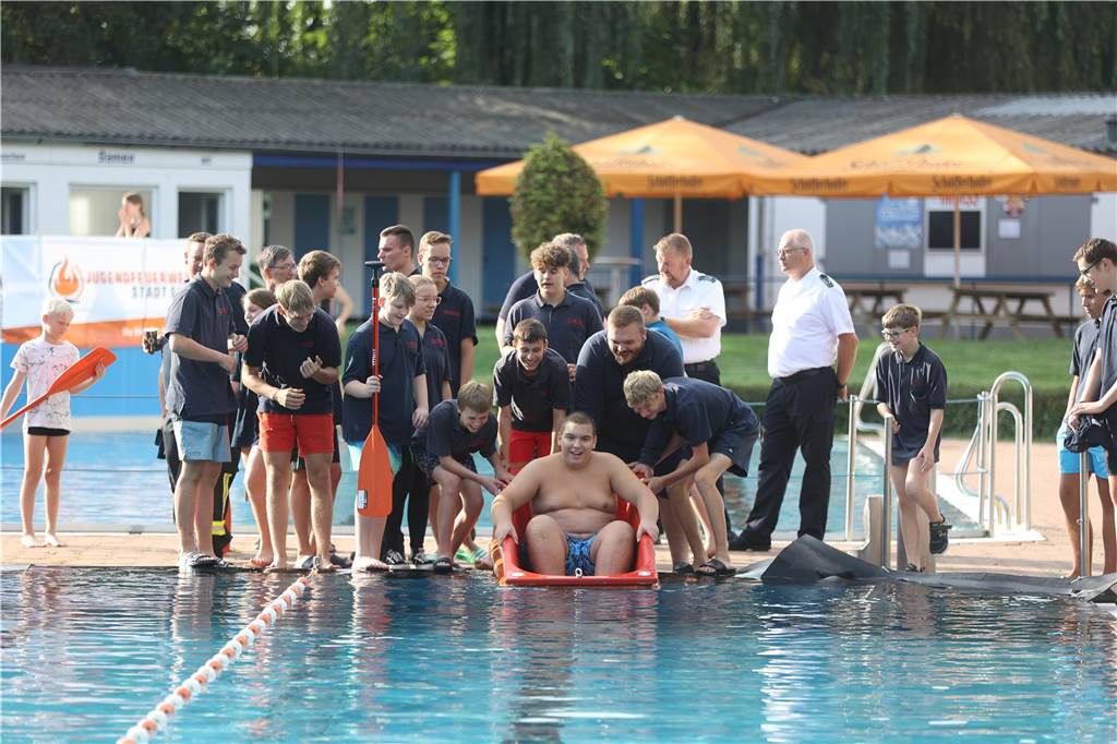 Beim Badewannenrennen der Jugendfeuerwehren im Bürgerfreibad Selm kam es auf Schnelligkeit und Kreativität an.