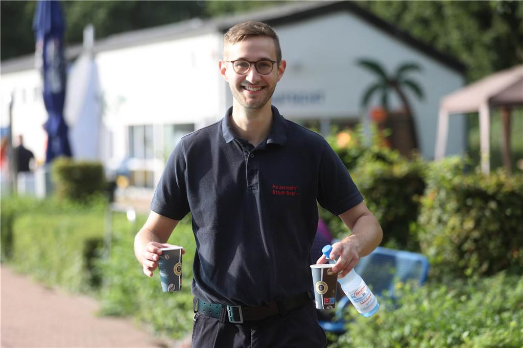 Beim Badewannenrennen der Jugendfeuerwehren im Bürgerfreibad Selm kam es auf Schnelligkeit und Kreativität an.