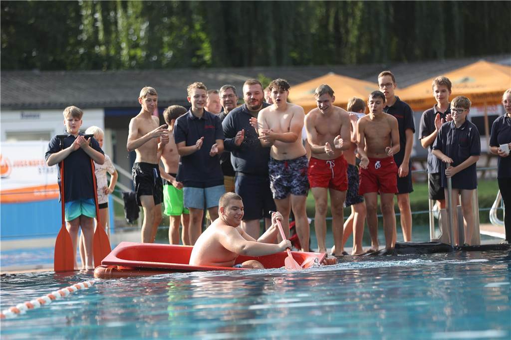 Beim Badewannenrennen der Jugendfeuerwehren im Bürgerfreibad Selm kam es auf Schnelligkeit und Kreativität an.