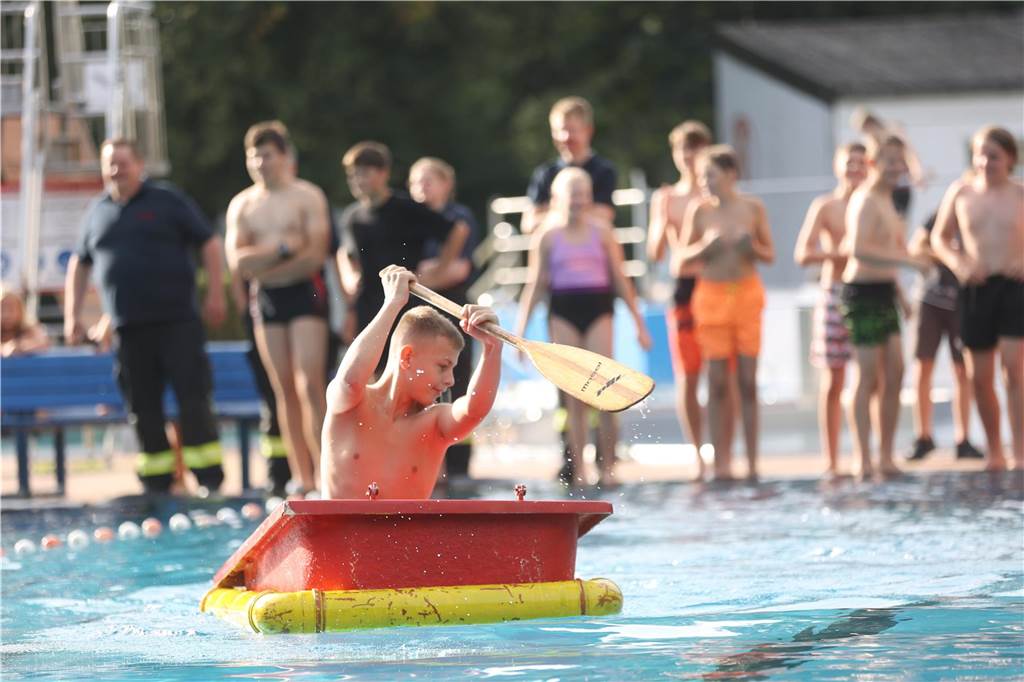 Beim Badewannenrennen der Jugendfeuerwehren im Bürgerfreibad Selm kam es auf Schnelligkeit und Kreativität an.