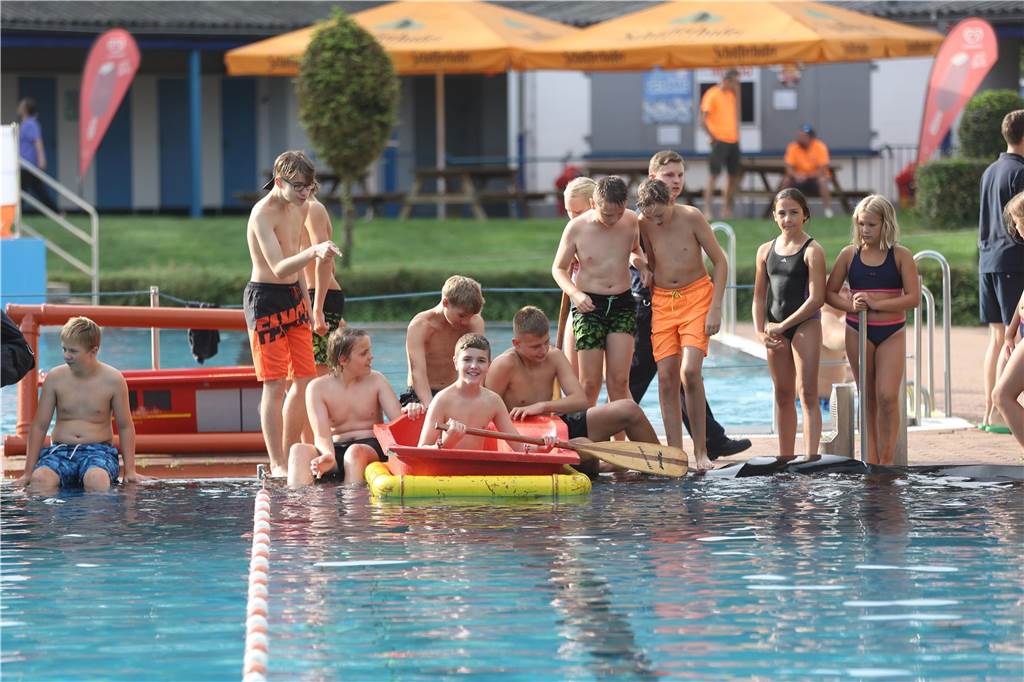 Beim Badewannenrennen der Jugendfeuerwehren im Bürgerfreibad Selm kam es auf Schnelligkeit und Kreativität an.