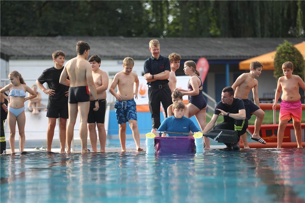 Beim Badewannenrennen der Jugendfeuerwehren im Bürgerfreibad Selm kam es auf Schnelligkeit und Kreativität an.