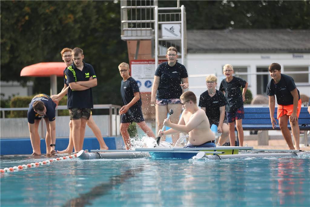 Beim Badewannenrennen der Jugendfeuerwehren im Bürgerfreibad Selm kam es auf Schnelligkeit und Kreativität an.