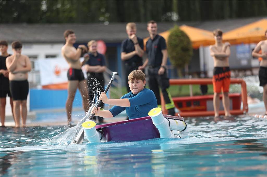 Beim Badewannenrennen der Jugendfeuerwehren im Bürgerfreibad Selm kam es auf Schnelligkeit und Kreativität an.
