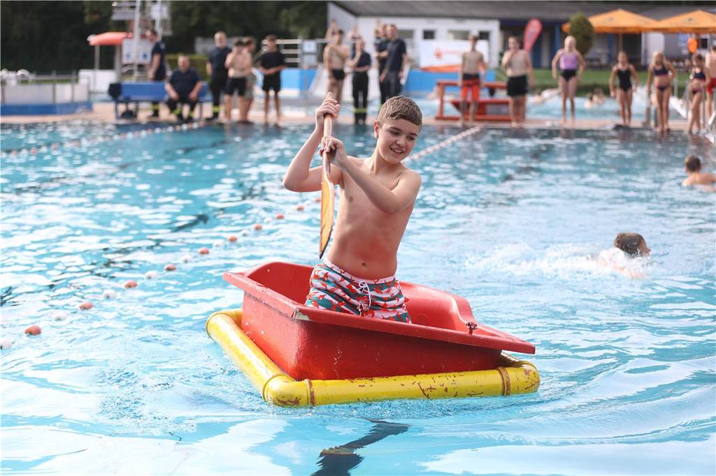 Beim Badewannenrennen der Jugendfeuerwehren im Bürgerfreibad Selm kam es auf Schnelligkeit und Kreativität an.
