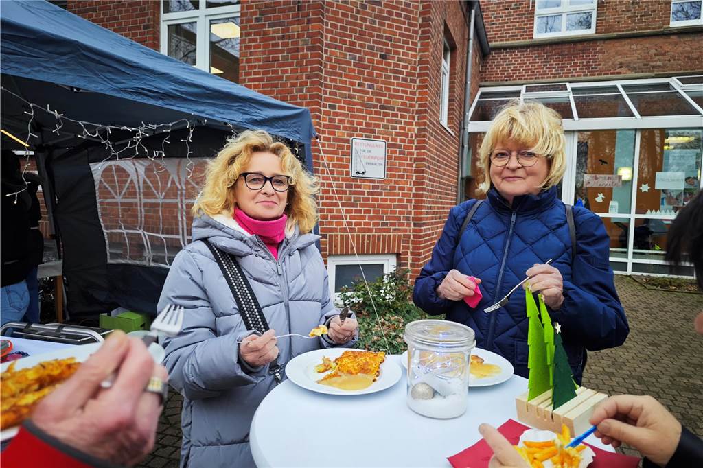 Beim Basar des Berufskollegs Canisiusstift Ahaus am Sonntag gab es ein vielfältiges Angebot an Leckereien, einen Flohmarkt und Aktionen für Kinder. Der Erlös war für das Haus der Zukunft in Schineni, Rumänien bestimmt.