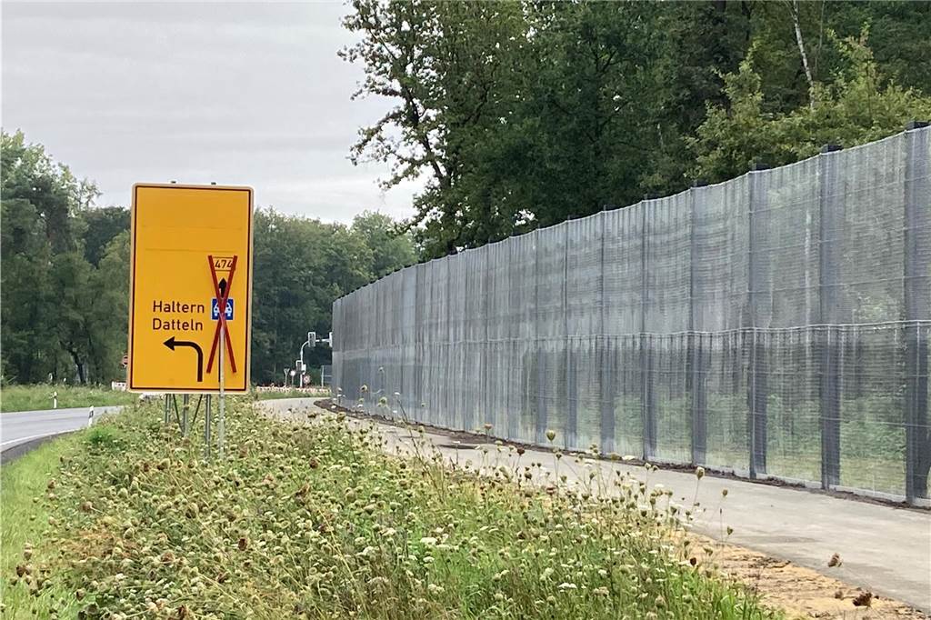 Probleme beim Bau von Fledermauszäunen: B474n-Baustelle zieht sich in die Länge Ein Zaun steht neben einer Straße.