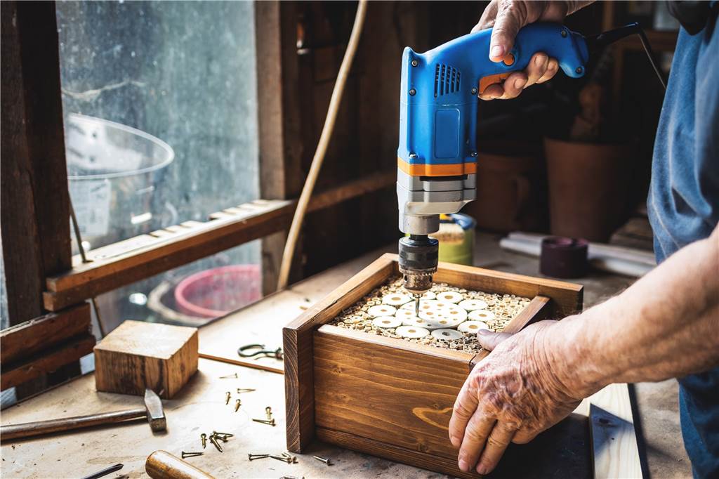 Zimmer frei: Wie baut man ein Insektenhotel? Beim Bau eines Insektenhotels ist Kreativität und handwerkliches Geschick gefragt.
