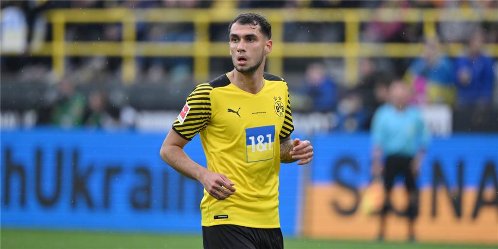 Vom Kriegsflüchtling zum Profifußballer: Alan Aussi kann dank BVB seinen Traum leben Beim Benefizspiel gegen Dynamo Kiew steht Alan Aussi im BVB-Trikot auf dem Rasen.