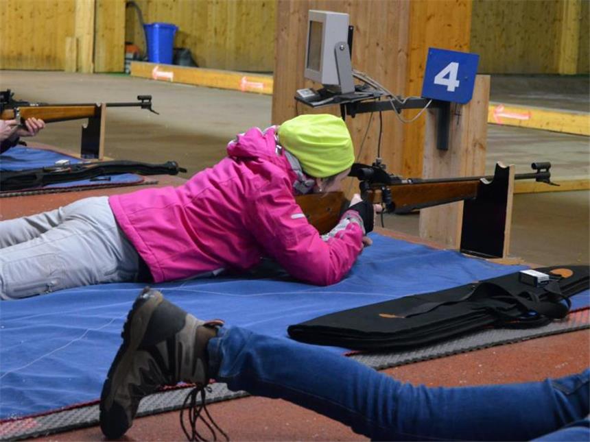 Wintersport im Thüringer Wald genießen Beim Biathlon-Schießen steigt der Adrenalinspiegel. Mit dem Gewehr hantiert man nicht alle Tage. Foto: Nicole Jankowski