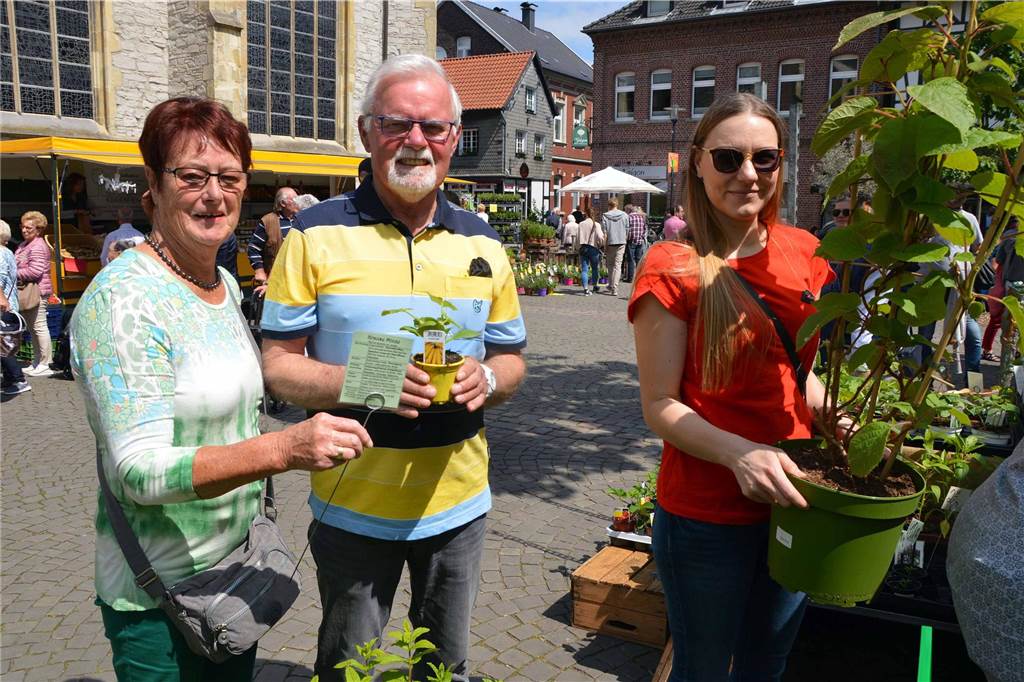 Menschen stehen auf dem Kirchhof in Werne beim Blumen- und Spargelmarkt 2023.