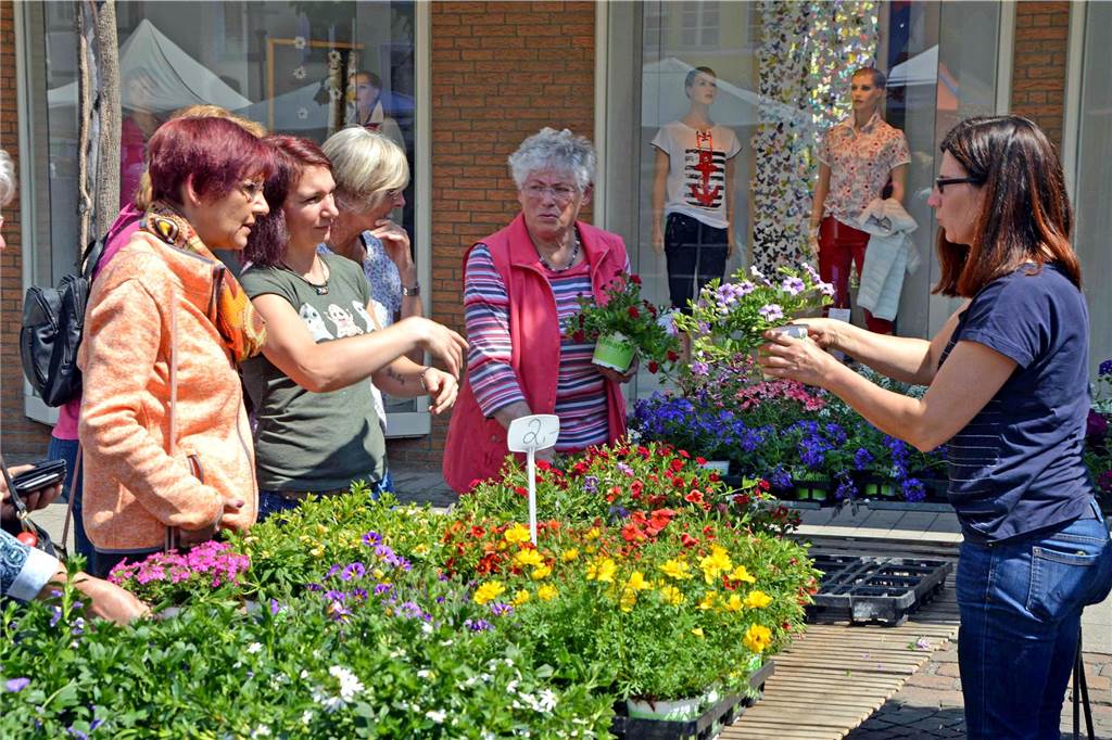 Streetfood-Festival kommt zurück nach Werne: Diesmal auf dem Marktplatz Beim Blumen- und Spargelmarkt in Werne herrscht meist großer Andrang in der Innenstadt.