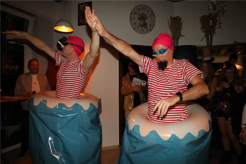 Verkleidete Karnevalisten legten eine Bühnenshow beim Karneval in Olfen hin.