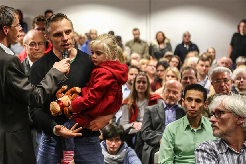Bürgerdialog: Flüchtlinge sind im Unionviertel willkommen Beim Bürgerdialog zur Unterbringung von Flüchtlingen in der ehemaligen Abendrealschule an der Adlerstraße stellten die Anwohner viele Fragen - vor allem dazu, wie sie helfen können.
