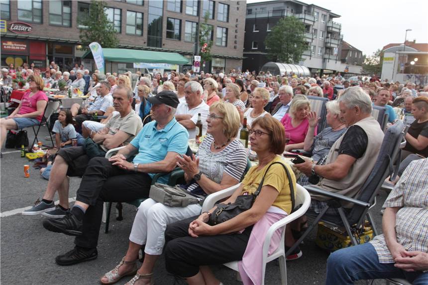 „Jetzt schlägt‘s 13“ mit dem Westfälischen Landestheater Beim Bürgerpicknick auf dem Marktplatz in Ickern versammeln sich Castrop-Rauxeler traditionell mit mitgebrachten Stühlen und Speisen. Die Aufführung des Westfälischen Landestheaters steht dabei im Mittelpunkt.