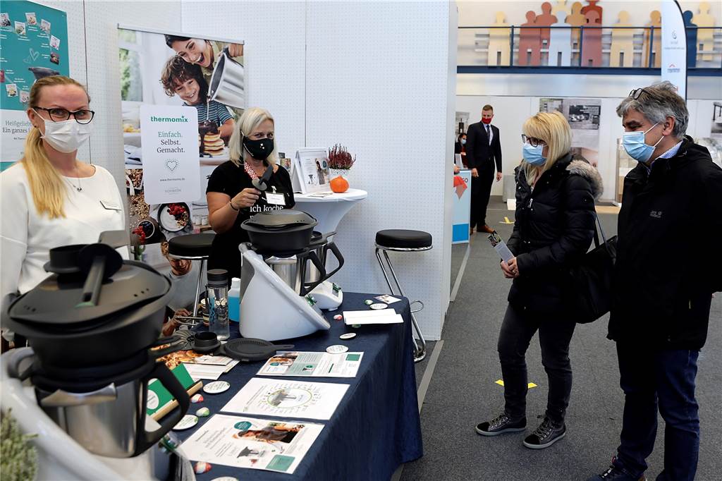 Alles unter einem Dach: Handwerker präsentieren sich in Haltern Beim Bummel über die Messe lassen sich manche Neuheiten entdecken.