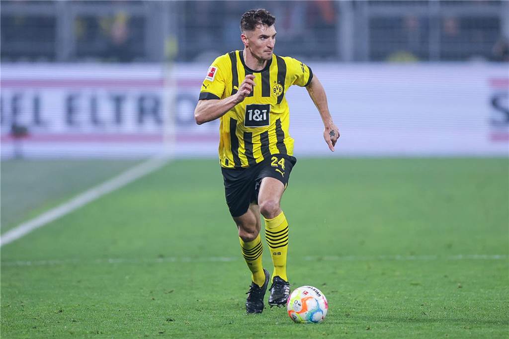 Die BVB-Verlierer der Saison 22/23: Ein Abgang, ein Routinier und ein Wechselkandidat Thomas Meunier läuft mit dem Ball am Fuß.