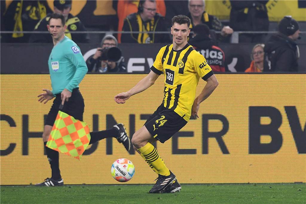 Der BVB will seinen Kader deutlich verkleinern: Diese Baustellen muss Sebastian Kehl schließen Thomas Meunier läuft mit dem Ball.