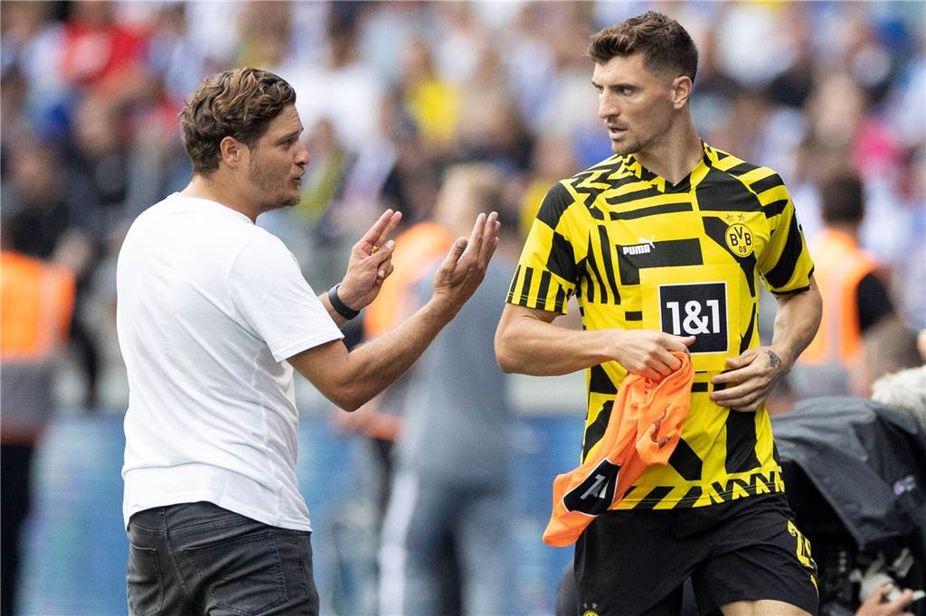 Morey fehlt langfristig: BVB-Dilemma auf der rechten Seite BVB-Trainer Edin Terzic im Gespräch mit Thomas Meunier.