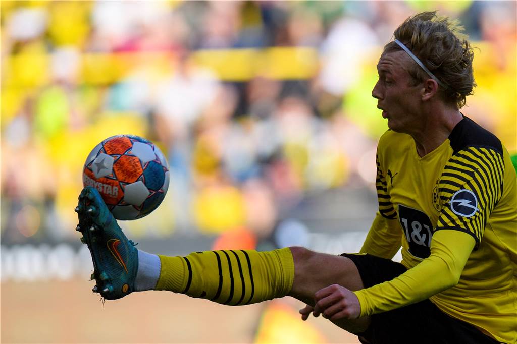 Von Akanji bis Zagadou: Der BVB-Kader in der Bestandsaufnahme Beim BVB immer wieder zwischen Himmel und Hölle: Julian Brandt.