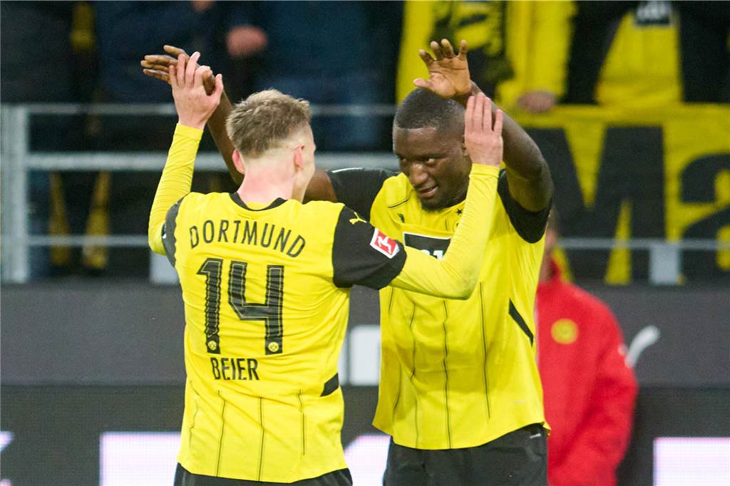 BVB-Spielerzeugnis: Konstanter Kobel leistet sich einen Bock Serhou Guirassy und Maxi Beier klatschen sich ab.