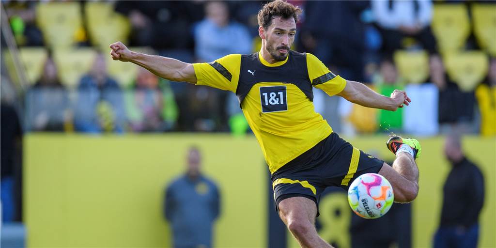 Nach Nations League: Deshalb muss BVB-Verteidiger Mats Hummels zur WM Mats Hummels schießt den Ball im Training.