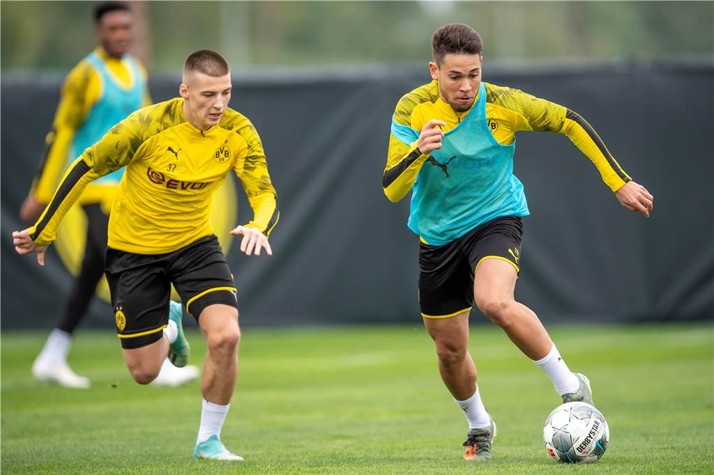 Tobias Raschl im Zweikampf mit Raphael Guerreiro.